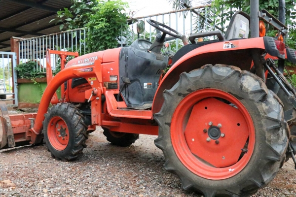 สามย่านแทรคเตอร์  ขายรถไถ KUBOTA   B2420 พร้อมดันหน้าKUBOTA คานบน 854ชม.สภาพสวยๆ เดิมๆ เครื่องแน่น เกียร์ดี ไฮดรอลิกดี  ราคา 195,000 มีรถขนส่งบริการ ร้านสามย่านแทรคเตอร์ อ.แกลง จ.ระยอง 0897489639,0818618678,0899347475 id line=0897489639 id line=0818618678