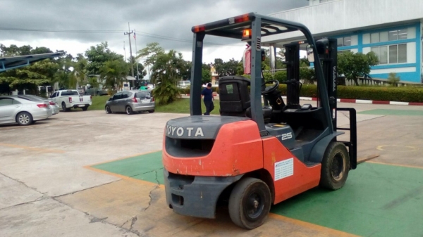 ขายรถ toyota รุ่น 8 ดีเซล ขนาด 2.5 ตัน เกียร์ ออโต้