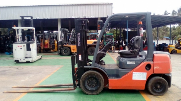 ขายรถ toyota รุ่น 8 ดีเซล ขนาด 2.5 ตัน เกียร์ ออโต้