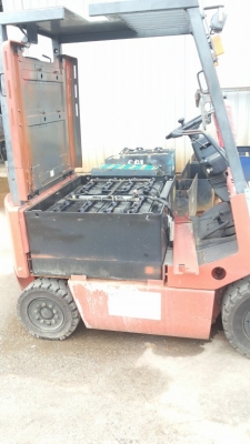 ขายรถ nissan ไฟฟ้านั่งขับ  ขนาด 2 ตัน พร้อมตู้ชาร์จ