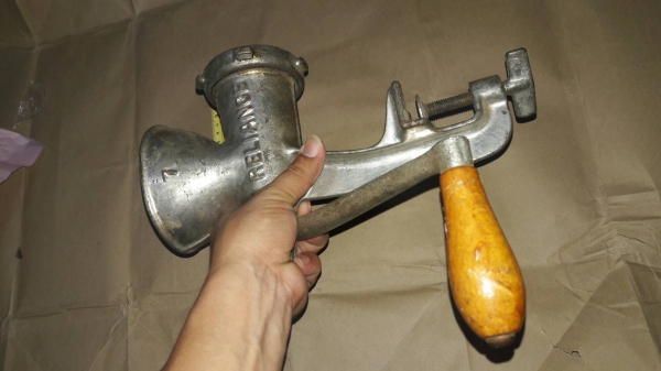 ขายเครื่องบดมือหมุนRELIANCE MADE IN SWEDEN.ใหม่เก่าเก็บสวยงาม