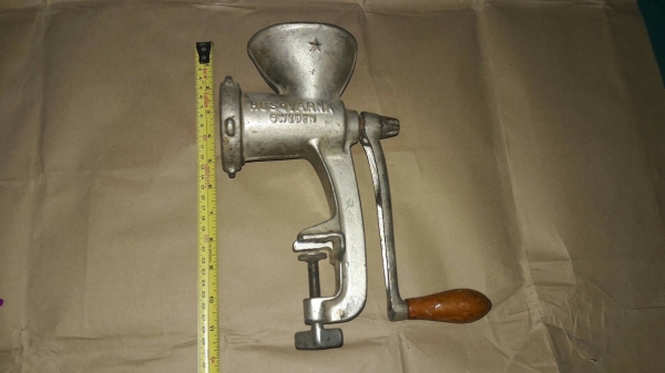 ขายเครื่องบดมือหมุนRELIANCE MADE IN SWEDEN.ใหม่เก่าเก็บสวยงาม