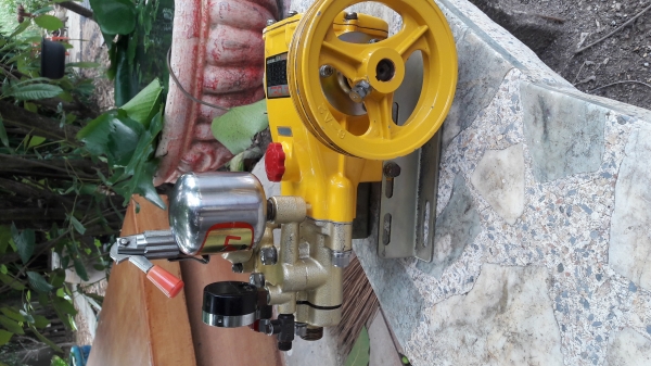 ปั้มพ่นยา Robin FS221