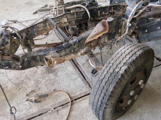 ขายรถ 6 ล้อ 130 เเรง...รถชนมา isuzu NKR71AY52A3 รถห้างเเท้ๆ 49เล่ม ม.79 เครื่องเกียร์ช่วงล่าง ดีไม่โดนคัสซีหน้าบิดนิดหน่อย สอบถามได้