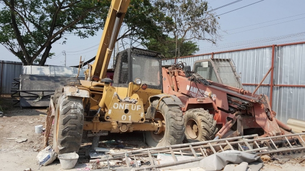 ขายรกตักล้อยาง สองคัน ด่วน Cat = 1 / Manitou =1