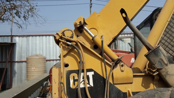 ขายรกตักล้อยาง สองคัน ด่วน Cat = 1 / Manitou =1