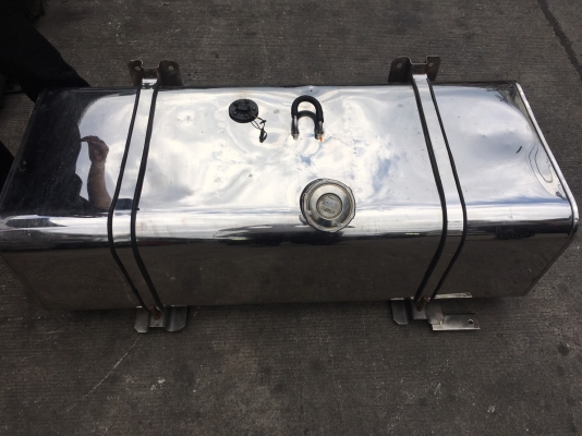 ถังน้ำมันสแตนเลส250ลิตรยุ่นๆเงาตาแตกขาสแตนเลสสนใจสอบถามได้ครับ