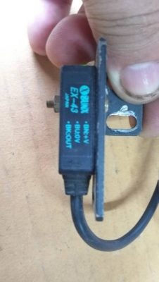 300 บ. ส่งฟรี083-2000058  LINE ID: line832923 โฟโต้เซนเซอร์ (Photoelectric Sensor) ยี่ห้อ SUNX ระยะใกล้แบบสะท้อนกลับตรวจจับแม่มย่ำสั่งงาน 1 เอาท์พุต จากกระจก 0 - 100 mm. ใช้ไฟ 12 -24 V.