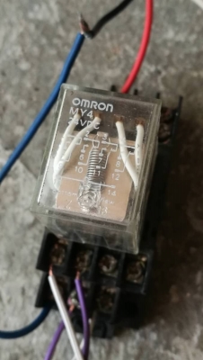 ตัวละ 700บ. ส่งฟรี 083-2000058  LINE ID: line832923 โฟโต้เซนเซอร์ (Photoelectric Sensor) ยี่ห้อ OMRON แบบมีตัวรับตัวส่งในตัวให้สะท้อนกลับแผ่นกระจก ใช้ไฟ 12 - 24 V.dc  ให้พร้อมรีเลย์และต่อวงจรให้คร่าวๆตามภาพ ( มีแต่ 15 ตัว)