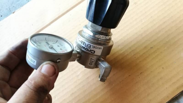 250บ. ส่งฟรี 083-2000058  LINE ID: line832923 Regulator ปรับแรงดันก๊าซหรือลม ยี่ห้อ Crown แบบเอนกประสงค์ใช้กับก๊าซต่างๆหน้าปัดใหญ่ ขนาด 3หุน (มี 13 ตัว )