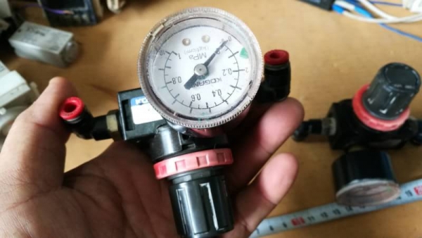 ขายด่วยคู่ละ 400 บ. ส่งฟรี 083-2000058  LINE ID: line832923 air regulator เครื่องควบคุมและปรับแรงดันยี่ห้อ KOGANEI ที่ต่อออกจากป๊ัมลมเพื่อนำไปใช้งาน ทนแรงดันได้ถึง 0.05 - 0.83 MPa ใช้กับถังลมทั่วไปได้เลย