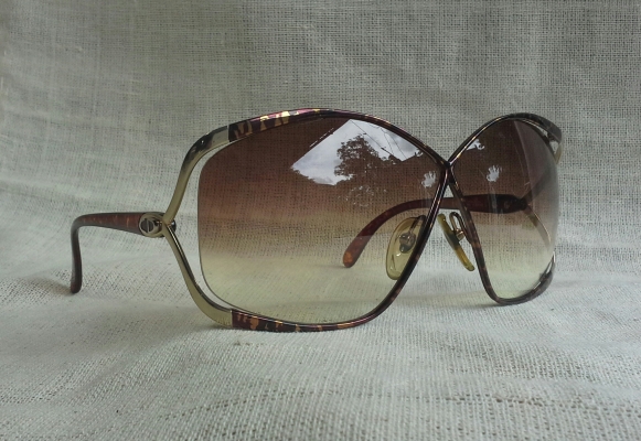 แว่นตาบัตเตอร์ฟายล์ ค.ศ.1983  &#039;โฉมสะคราญอันดับหนึ่งของแผ่นดิน&#039;  Vintage CHRISTIAN DIOR handmade in Austria
