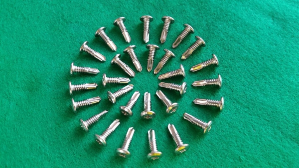 สกรูปลายสว่านสแตนเลสหัวเวเฟอร์