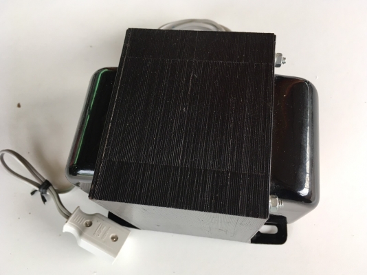 หม้อแปลงไฟจาก 220v ==> 100v ขนาด 2,000w  ของ GM ครับ