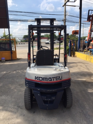 KOMATSU FD20-11 เครื่องดีเซล เกียร์ธรรมดา เสาสูง4เมตร สนใจติดต่อ 083-062-0223(ปอนด์)