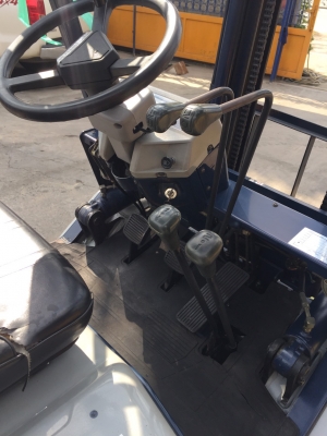 KOMATSU FD20-11 เครื่องดีเซล เกียร์ธรรมดา เสาสูง4เมตร สนใจติดต่อ 083-062-0223(ปอนด์)