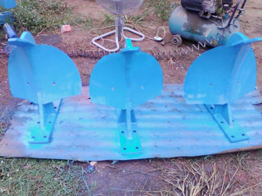 ลิปเปอร์ชักร่องครับ ทำหน้าที่คล้ายผานยกร่อง ประหยัดกว่า แข็งแรงกว่า