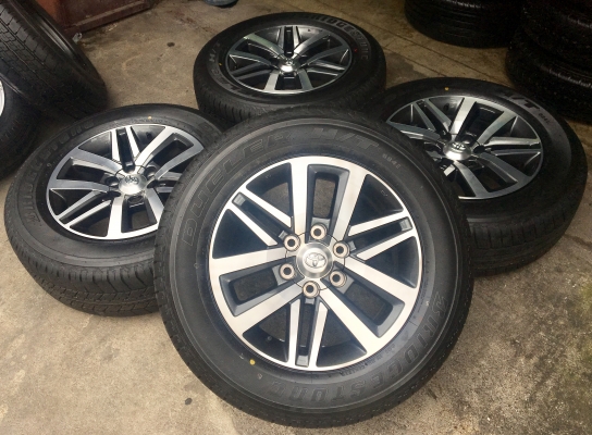 แม็กป้ายแดงพร้อมยางใหม่ Toyota New Fortuner 265-60-18 ปี 17