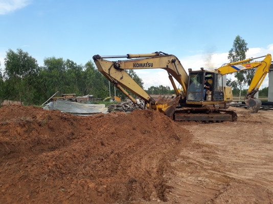 ขายด่วน KOMATSU PC200-5 เครื่องปั้มดี ไฟฟ้าอยู่ ตัดมอเตอร์คันเร่ง โซ่ช่วงล่างพร้อมใช้งาน แอร์เย็น รถทำงานไม่โหลด เร็ว เอกสารสัญญาซื้อขาย ชีเรียล 6xxxxกว่า สนใจสอบถาม 093-0764943 088-3223272