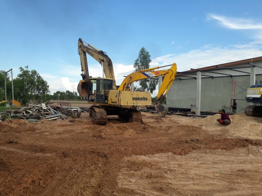 ขายด่วน KOMATSU PC200-5 เครื่องปั้มดี ไฟฟ้าอยู่ ตัดมอเตอร์คันเร่ง โซ่ช่วงล่างพร้อมใช้งาน แอร์เย็น รถทำงานไม่โหลด เร็ว เอกสารสัญญาซื้อขาย ชีเรียล 6xxxxกว่า สนใจสอบถาม 093-0764943 088-3223272