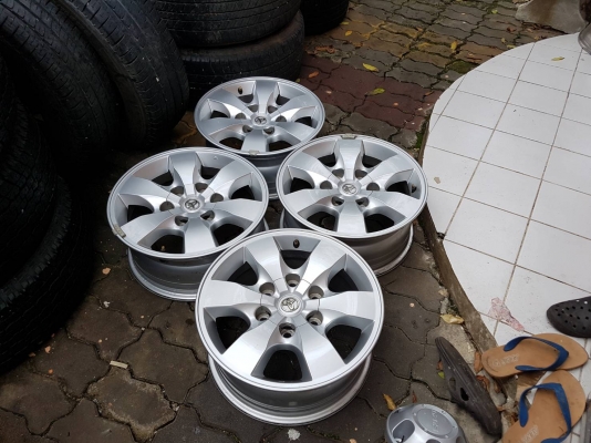 ล้อ Toyota.  สีบอนขอบ16
