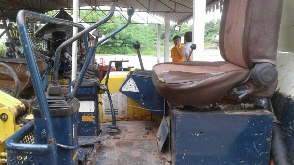 ขาย แบคโฮเล็ก KOMATSU PC30-6 ปั้มเฟือง สภาพดีพร้อมใช้งาน เครื่องดี ปั้มดี ช่วงล่างเต็ม เอกสารใบซื้อขาย