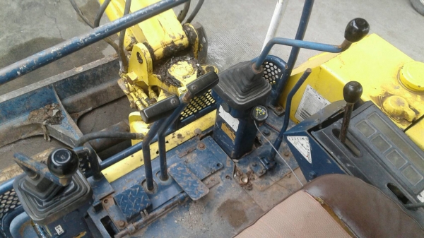 ขาย แบคโฮเล็ก KOMATSU PC30-6 ปั้มเฟือง สภาพดีพร้อมใช้งาน เครื่องดี ปั้มดี ช่วงล่างเต็ม เอกสารใบซื้อขาย