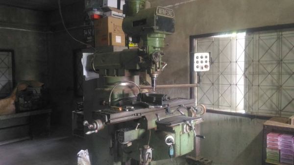 ขายถูกเครื่องมิลลิ่ง M4 MANFORD ราคาพิเศษไปเลย ไต้หวัน แถมปากกา เครื่องอยุ่แถวมีนบุรี ติดต่อ อัม 0865113880