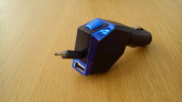 ช่องต่อ USB สำหรับเสียบสายชาร์จแบตโทรศัพท์ในรถยนต์