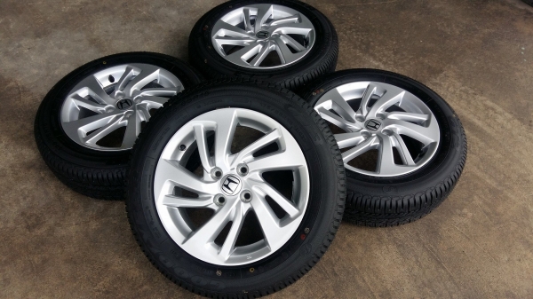 ขายล้อแม็กป้ายแดง honda jazz 15&quot; พร้อมยางปี17สนใจติดต่อร้าน ก.เจริญการยางครับ 081-3747940