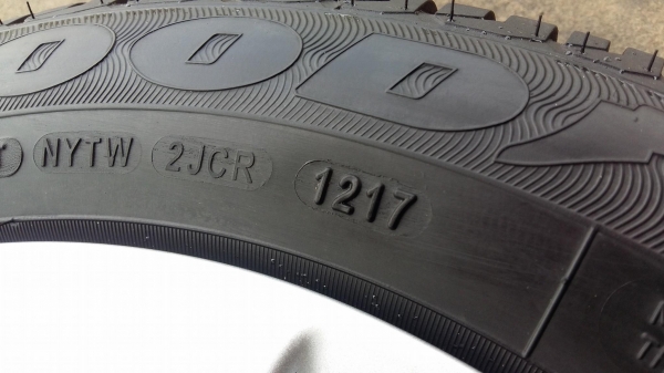 ขายล้อแม็กป้ายแดง honda jazz 15&quot; พร้อมยางปี17สนใจติดต่อร้าน ก.เจริญการยางครับ 081-3747940