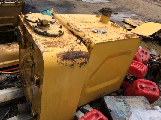 ขาย ถังน้ำมันโซ่ล่า ถังน้ำมันไฮดรอลิค KOMATSU PC200-8