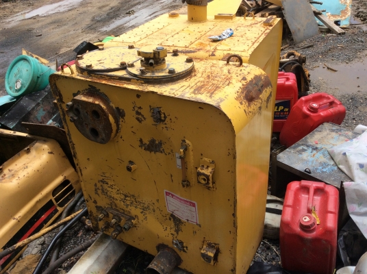 ขาย ถังน้ำมันโซ่ล่า ถังน้ำมันไฮดรอลิค KOMATSU PC200-8