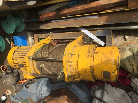 กว้านสลิงไฟฟ้า. 1000 kg.  ไฟ 380 V 3 เฟส. เก่าเก็บไม่ค่อยได้ใช้งาน