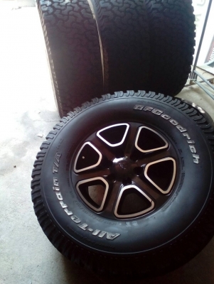 315/70R17   BF Goodrich  All-Terrain T/A  ชุด 4 เส้น สวย หนา ไม่มีปะ ไม่กินข้าง  tel.081-427-3941