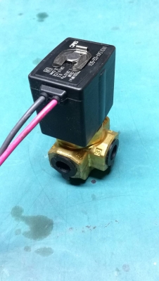 ตัวละ 500 บ. ส่งฟรี 083-2000058  LINE ID: line832923 โซลินอยด์วาล์วเอนกประสงค์ชนิด 3 ทาง ขนาดท่อ 12 mm. ยี่ห้อ SMC ใช้ได้กับ น้ำ น้ำมัน ลม แก็ส  ใช้ไฟDC 24V.