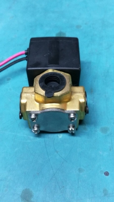 ตัวละ 500 บ. ส่งฟรี 083-2000058  LINE ID: line832923 โซลินอยด์วาล์วเอนกประสงค์ชนิด 3 ทาง ขนาดท่อ 12 mm. ยี่ห้อ SMC ใช้ได้กับ น้ำ น้ำมัน ลม แก็ส  ใช้ไฟDC 24V.