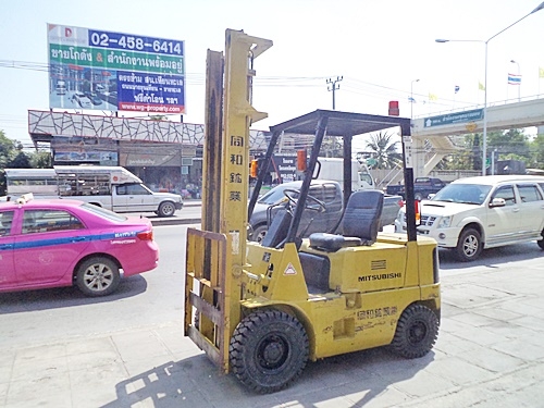 ขายรถยกมิตซูบิชิ 1.5 ตัน  เครื่องเบนซิน  กระบอกคู่  เสาสูง 4 เมตร  ยางตันใหม่  พวงมาลัยเพาเว่อร์  สีเดิมจากนอก นำเข้าจากญี่ปุ่น ใช้งานได้ทันที ราคา140000