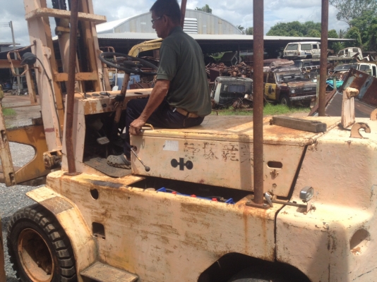 ขายด่วน รถฟอล์คคลิฟ  3ตัน รุ่น1 ดีเซล  เสาสูง4เมตร  ยางใหม่ สภาพพร้อมใช้ ขาย175000