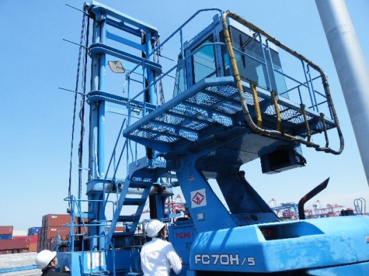 รถยกตู้คอนเทรนเนอร์ SPREDAER CONTAINER รถยกตู้คอนเทรนเนอร์ SPREDAER CONTAINER