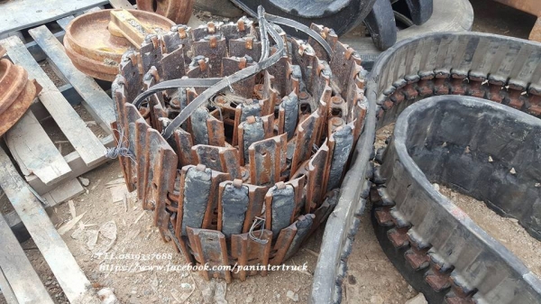 FROM JAPAN TRACK SHOE สำหรับใส่กับรถขุดไซค์ 20,25,30,35 /จำนวน 40 ข้อ/ มี 1 คู่ :ราคา(คู่ละ 27,000 บาท) สนใจติดต่อ 0819337688