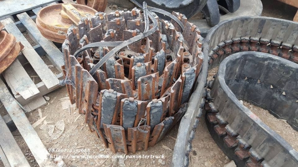 FROM JAPAN TRACK SHOE สำหรับใส่กับรถขุดไซค์ 20,25,30,35 /จำนวน 40 ข้อ/ มี 1 คู่ :ราคา(คู่ละ 27,000 บาท) สนใจติดต่อ 0819337688