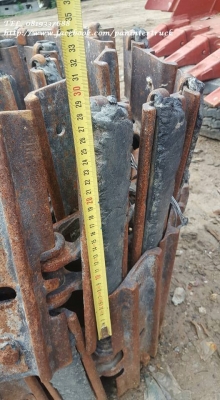 FROM JAPAN TRACK SHOE สำหรับใส่กับรถขุดไซค์ 20,25,30,35 /จำนวน 40 ข้อ/ มี 1 คู่ :ราคา(คู่ละ 27,000 บาท) สนใจติดต่อ 0819337688