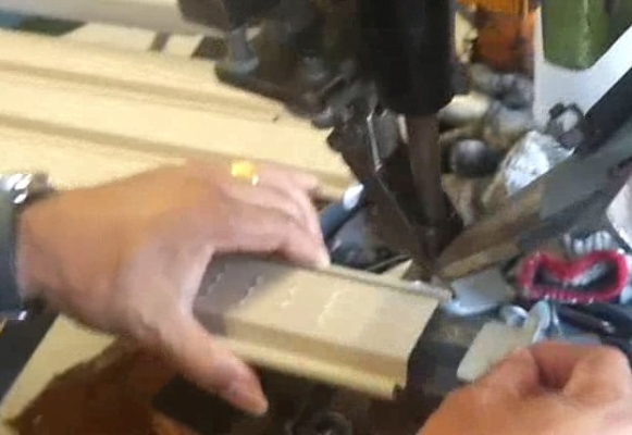 เครื่องย้ำหมุดใบประตูม้วน