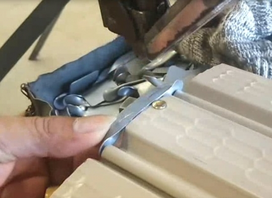 เครื่องย้ำหมุดใบประตูม้วน