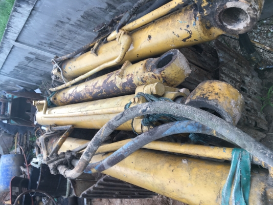 ขายกระบอก KOMATSU PC200-1-2 4กระบอก