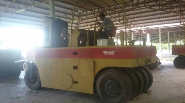 ขาย 295,000 บาท รถบดล้อยาง 9 ล้อ WATANABE WP902 เครื่องดี เกียรดี ยางไม่สวย เอกสารเล่มทะเบียน ม.79  รถอยู่ จ.นครสวรรค์  090-772-3710 090-772-3708