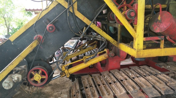 ขายรถเกี่ยว พร้อมเทลเล่อ 10ล้อ หน้ายาว