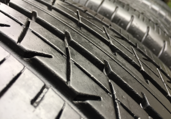 ยาง Bridgestone 215 55 17 ปลายปี15 ดอกเต็ม ไม่มีปะ เนื้อนิ่มๆ ราคาไม่แพง ยาง Bridgestone 215 55 17 ปลายปี15 ดอกเต็ม ไม่มีปะ เนื้อนิ่มๆ ราคาไม่แพง