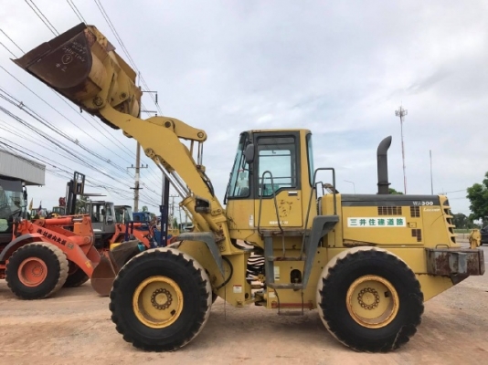ขายรถตักล้อยาง KOMATSU WA300-3 รถนอกนำเข้าเองจากญี่ปุ่น สภาพสวยพร้อมใช้งาน มีVDOการทำงานครับ ขายรถตักล้อยาง KOMATSU WA300-3 รถนอกนำเข้าเองจากญี่ปุ่น สภาพสวยพร้อมใช้งาน มีVDOการทำงานครับ